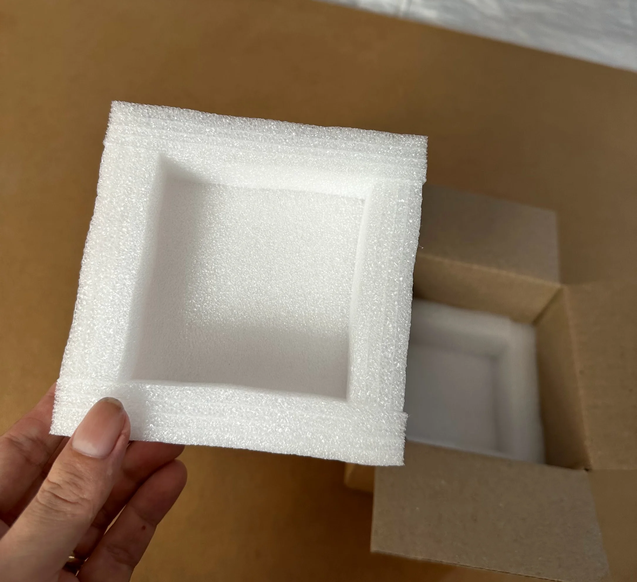 Xốp định hình kết hợp hộp carton chống sốc cho sản phẩm cốc sứ