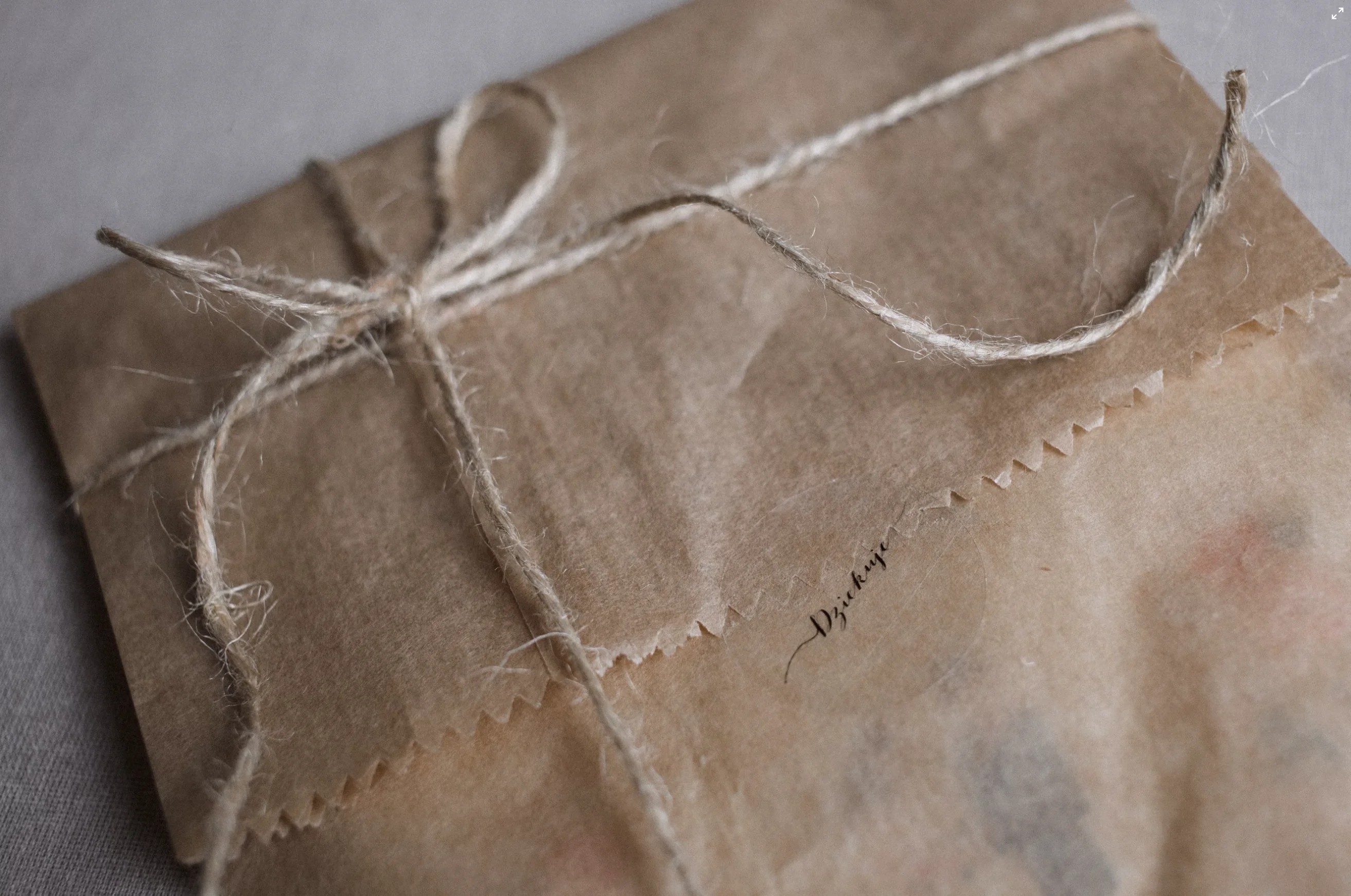 Túi giấy kết hợp với giây thừng trang trí quà tặng