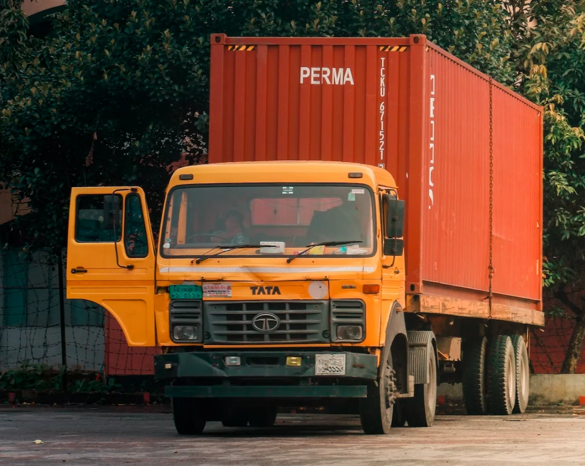 Ưu điểm và hạn chế khi vận chuyển hàng hóa bằng xe container